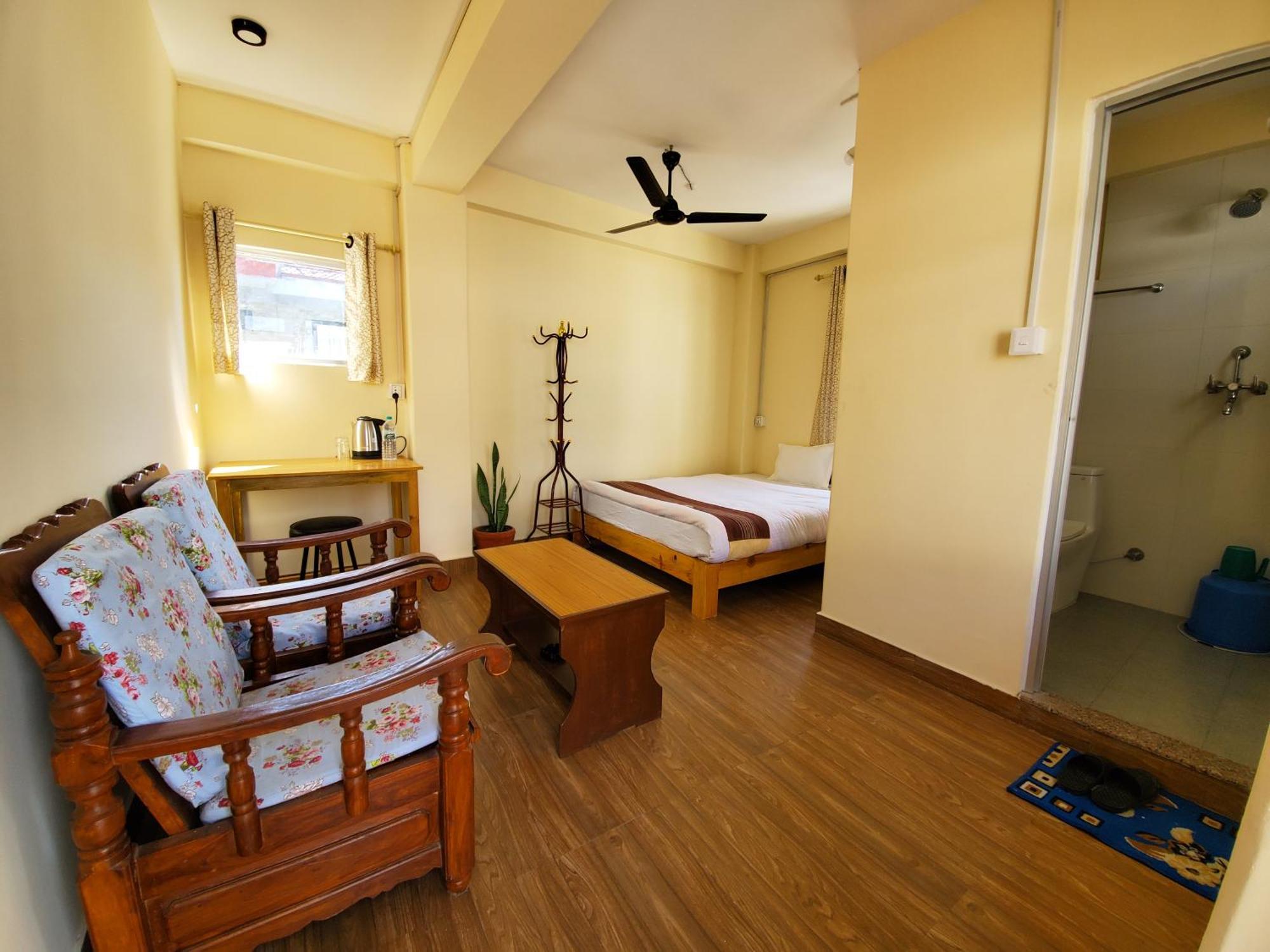 Santoshi Guest House, Покхара Экстерьер фото