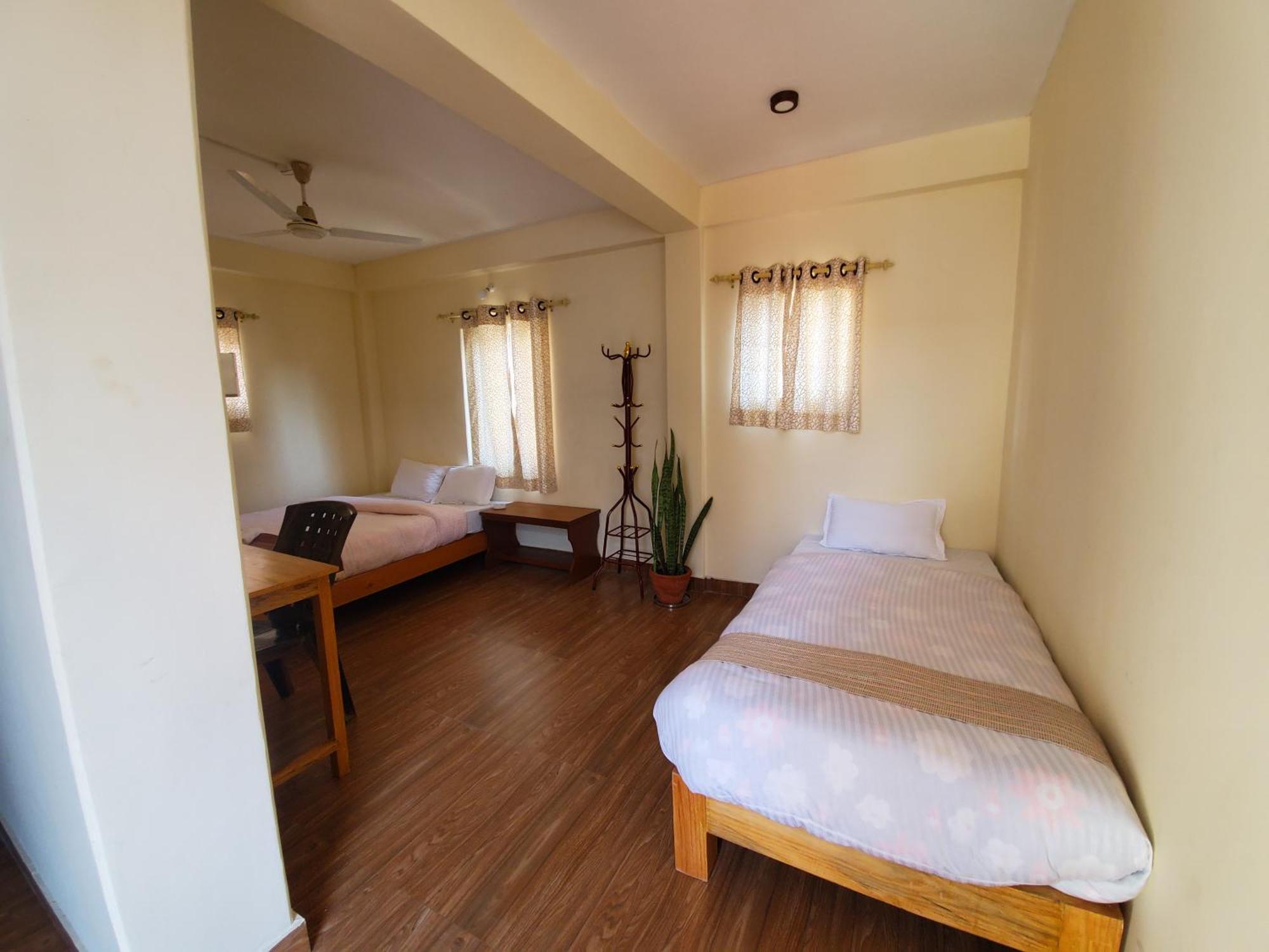 Santoshi Guest House, Покхара Экстерьер фото