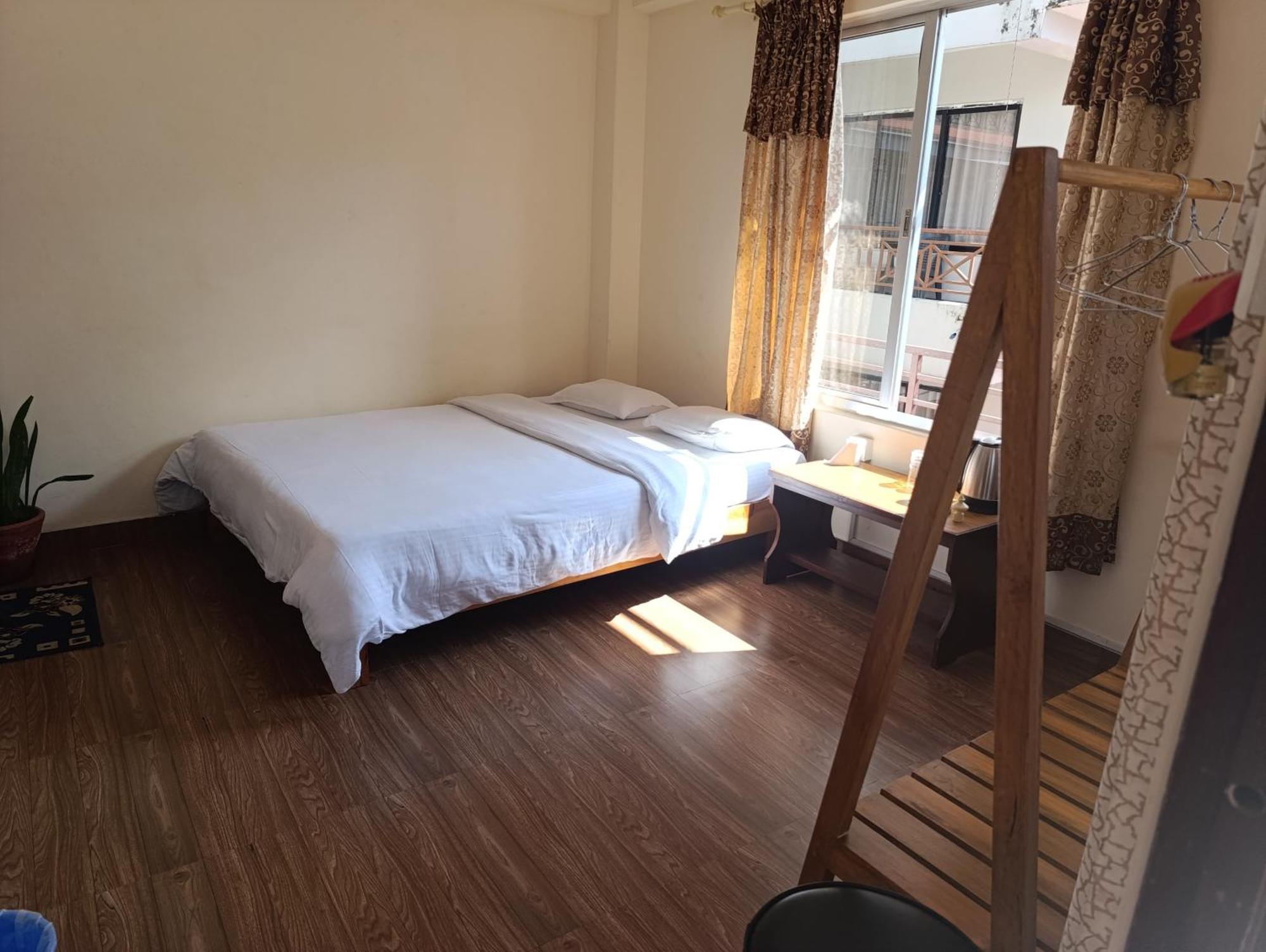 Santoshi Guest House, Покхара Экстерьер фото