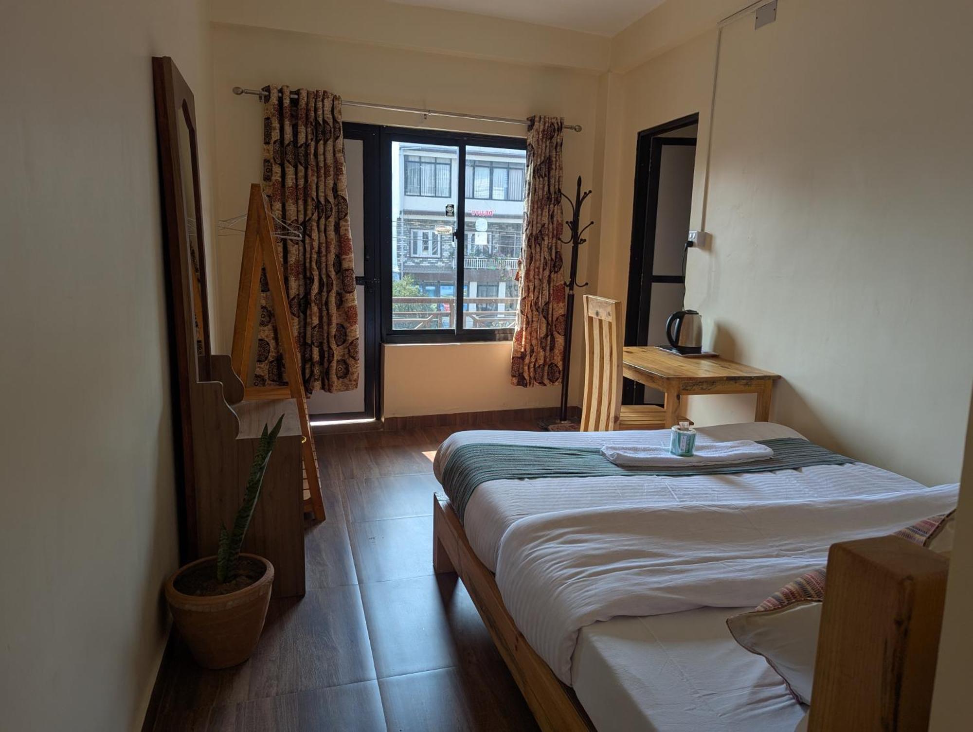 Santoshi Guest House, Покхара Экстерьер фото