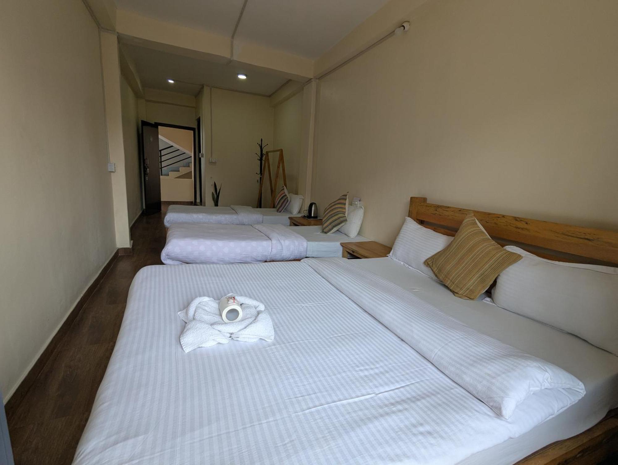 Santoshi Guest House, Покхара Экстерьер фото