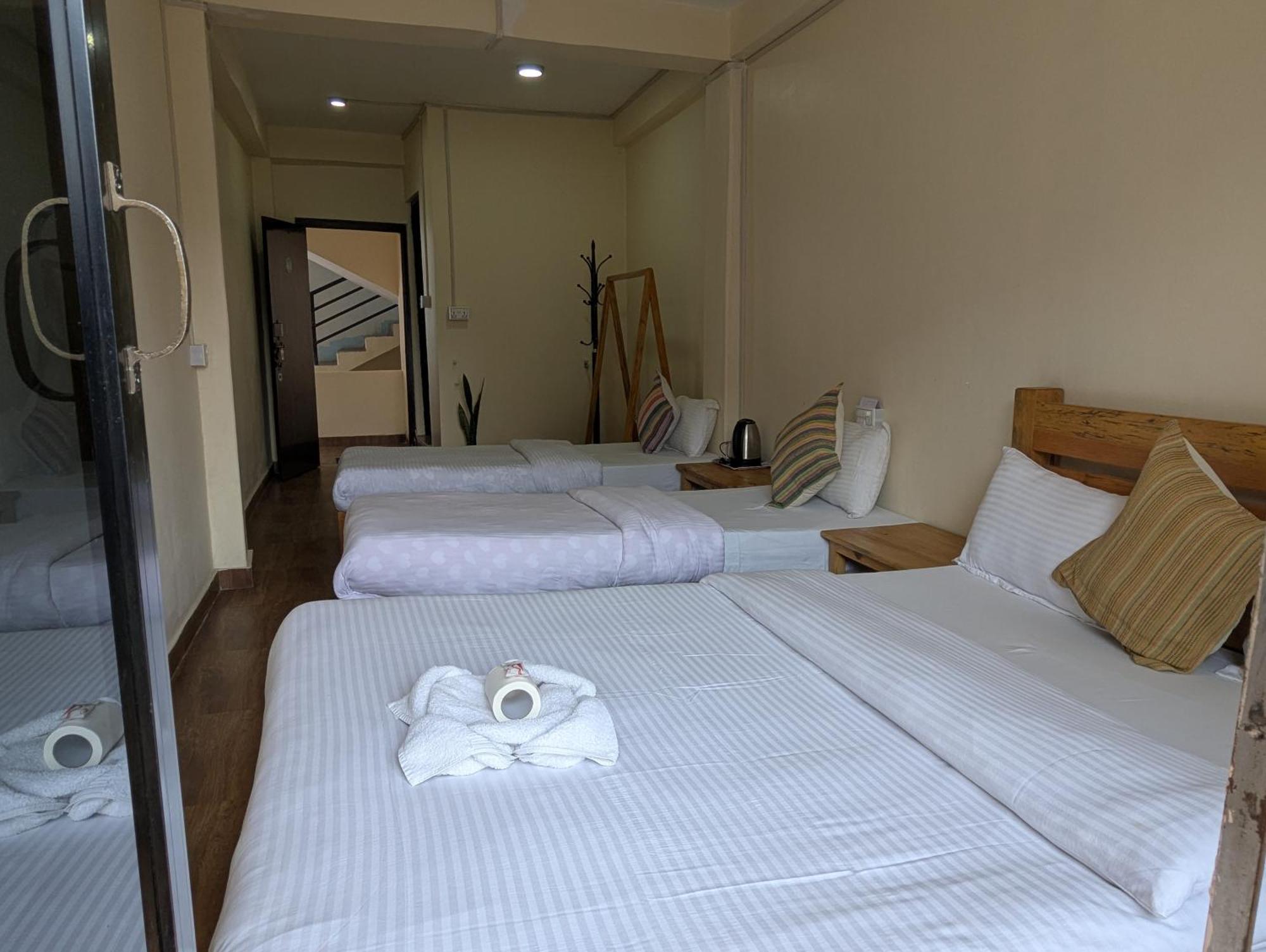 Santoshi Guest House, Покхара Экстерьер фото